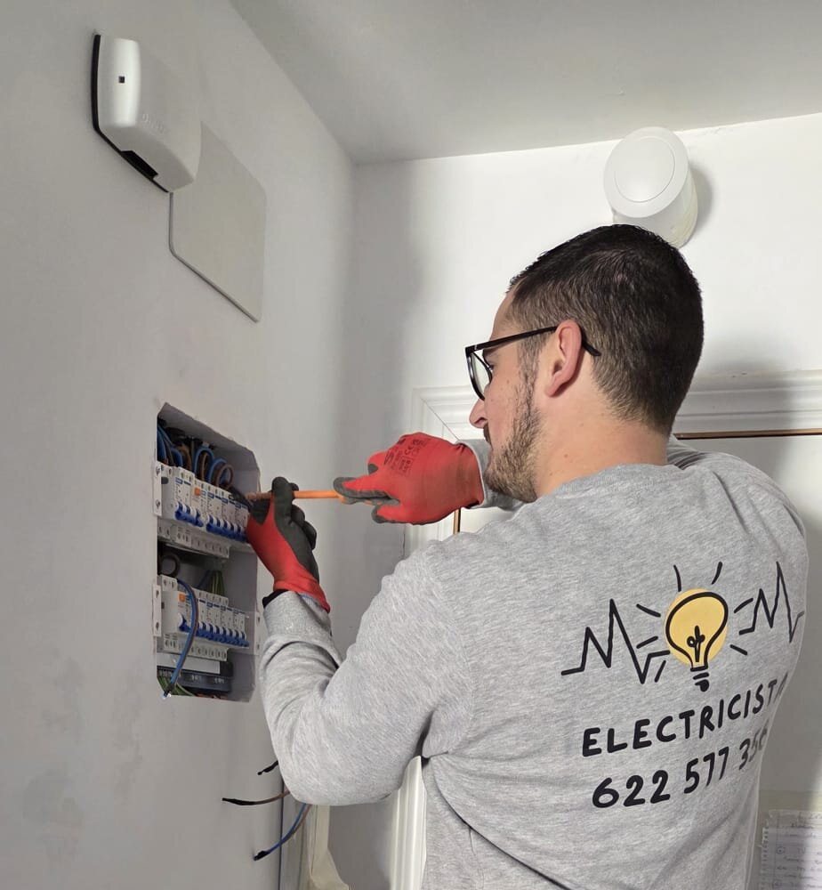 Electricista Rincón trabajando en cuadro eléctrico