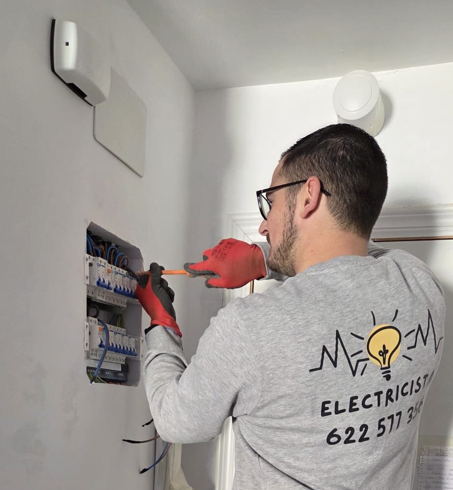 Electricista Rincón trabajando en cuadro eléctrico